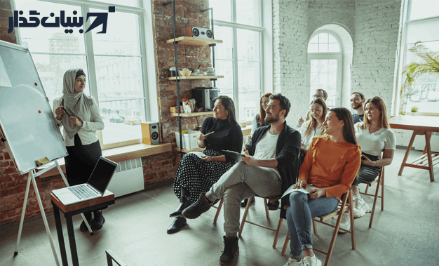 یکی از راه‌های تقویت فن بیان، شرکت در کلاس‌های سخنرانی است-بنیانگذار